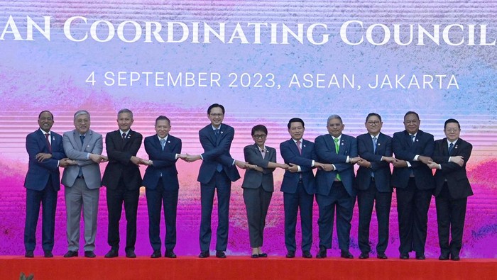 (dari kiri) Menteri Luar Negeri Malaysia Zambry Abd Kadir, Menlu Filipina Enrique A. Manalo, Menlu Singapura Vivian Balakrishnan, Permanent Secretary for Foreign Affairs Thailand Sarun Charoensuwan, Deputi Menlu Vietnam Do Hung Viet, Menko Polhukam RI Mahfud MD, Menteri Luar Negeri RI Retno Marsudi, Menlu Laos Saleumxay Kommasith, SOM Leader Brunei Darussalam Johariah Wahab, Menlu Kamboja Sok Chenda Sophea, Menlu Timor Leste Bendito dos Santos Freitas, Sekjen ASEAN Kao Kim Hourn berfoto bersama saat pembukaan Pertemuan Dewan Koordinasi ASEAN (ACC) di Gedung Sekretariat ASEAN, Jakarta, Senin (4/9/2023). Media Center KTT ASEAN 2023/Aditya Pradana Putra/pras.