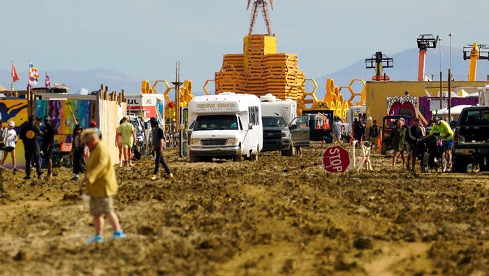 Petaka Festival Musik Gurun Burning Man, 1 Orang Tewas 70 Ribu Terjebak A Burning Man participant walks their bike through the mud near the exit, after a severe rainstorm left tens of thousands of revelers attending the annual festival stranded in mud in Black Rock City, in the Nevada desert September 3, 2023. Trevor Hughes/USA Today Network via REUTERS. MANDATORY CREDIT. NO RESALES. NO ARCHIVES