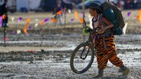 Otoritas Nevada melaporkan setidaknya lebih dari 70 ribu pengunjung festival itu terjebak di gurun yang berlumpur dan tergenang air karena hujan badai. (Trevor Hughes/USA Today Network via REUTERS)
