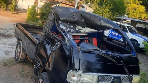 Pikap ringsek setelah jatuh dari jembatan dalam kecelakaan tunggal di Jembatan Nangahale, Desa Nangahale, Kecamatan Talibura, Kabupate Sikka, NTT.