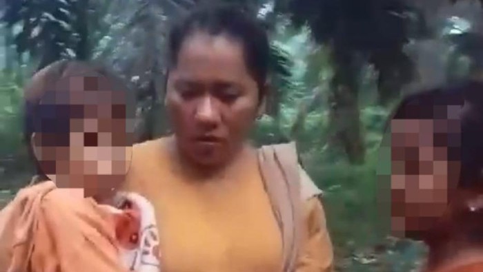 Anak Sindy (kiri) saat menunjukkan lokasi tempat ibunya dianiaya.
