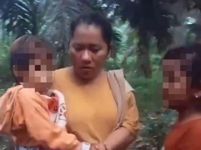 Anak Sindy (kiri) saat menunjukkan lokasi tempat ibunya dianiaya.