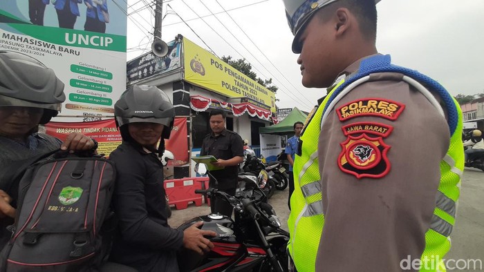Polisi di Tasikmalaya saat memberhentikan pengendara