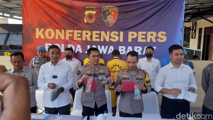 Polisi memamerkan barang bukti aktivitas pertambangan ilegal di Sumedang