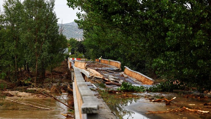 Potret Jembatan Rusak Diterjang Banjir di Spanyol Hujan deras memicu banjir di Aldea del Fresno, Spanyol, Senin (4/9/2023). Bahkan terjangan banjir mengakibatkan jembatan di wilayah tersebut rusak parah.