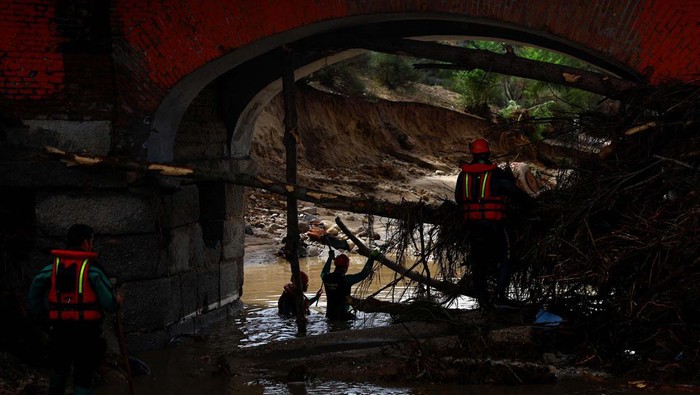 Potret Jembatan Rusak Diterjang Banjir di Spanyol Hujan deras memicu banjir di Aldea del Fresno, Spanyol, Senin (4/9/2023). Bahkan terjangan banjir mengakibatkan jembatan di wilayah tersebut rusak parah.