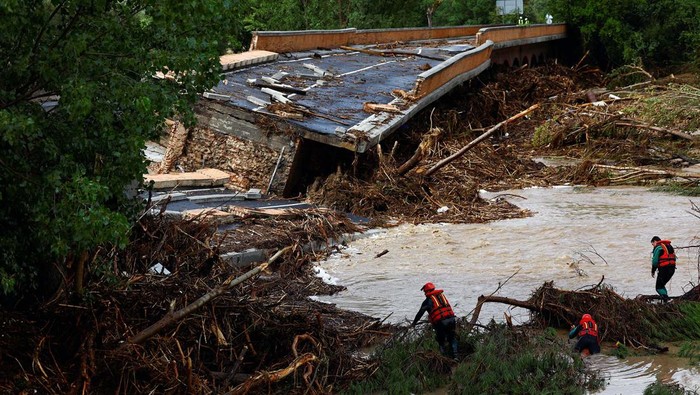 Potret Jembatan Rusak Diterjang Banjir di Spanyol Hujan deras memicu banjir di Aldea del Fresno, Spanyol, Senin (4/9/2023). Bahkan terjangan banjir mengakibatkan jembatan di wilayah tersebut rusak parah.