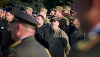 Pada tahun 2020, Reznikov bergabung dengan tim Presiden Volodymyr Zelensky dan ditunjuk sebagai wakil perdana menteri yang bertanggung jawab atas reintegrasi wilayah yang diduduki sementara. Dia diangkat menjadi Menteri Pertahanan Ukraina pada tahun 2021, dan parlemen menyetujui pencalonannya pada tanggal 4 November tahun itu. Sementara diketahui Rusia melancarkan invasinya pada 24 Februari 2022, sekitar 3 bulan setelah Reznikov menjadi Menteri Pertahanan.