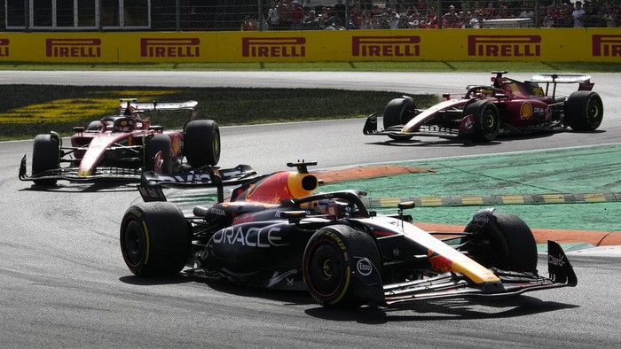 Red Bull driver Max Verstappen of the Netherlands steers his car followed by two Ferraries during the Formula One Italian Grand Prix auto race, at the Monza racetrack, in Monza, Italy, Sunday, Sept. 3, 2023. (AP Photo/Luca Bruno)
