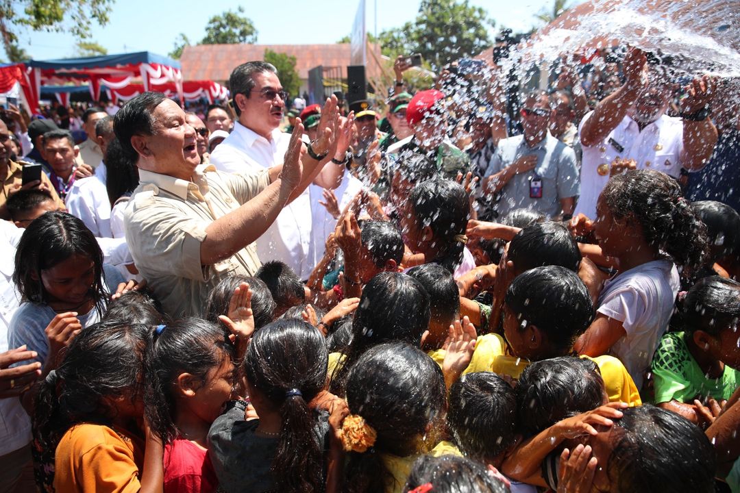 Menteri Pertahanan (Menhan) Prabowo Subianto meresmikan 16 titik air bersih di Desa Werwaru, Pulau Moa, Kabupaten Maluku Barat Daya. Peresemian air bersih ini merupakan atas petunjuk dari Presiden Joko Widodo (Jokowi) untuk mengatasi kekeringan.