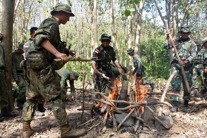 Prajurit Marinir TNI AL berbagi ilmu dengan Singapore Army dan Japan Ground Self-Defense Force (JGSDF) tentang cara bertahan hidup di hutan (jungle survival). (dok Situs TNI)