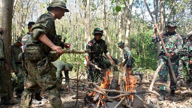 Prajurit Marinir TNI AL berbagi ilmu dengan Singapore Army dan Japan Ground Self-Defense Force (JGSDF) tentang cara bertahan hidup di hutan (jungle survival). (dok Situs TNI)