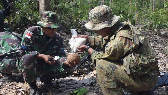Prajurit Marinir TNI AL berbagi ilmu dengan Singapore Army dan Japan Ground Self-Defense Force (JGSDF) tentang cara bertahan hidup di hutan (jungle survival). (dok Situs TNI)