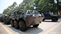 Tank milik TNI juga disiagakan di JCC Jakarta.  
