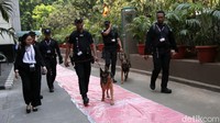 Anjing pelacak mengecek kawasan JCC Jakarta dari benda-benda yang membahayakan.  