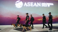 Petugas keamanan dengan anjing pelacak melakukan penyisiran di kawasan JCC, Senayan, Jakarta, Senin (4/9/2023).  