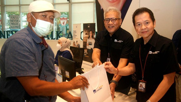 Presiden Direktur Turun Langsung di Hari Pelanggan Nasional Presiden Direktur PT AXA Mandiri Financial Services (AXA Mandiri) Handojo G. Kusuma menyapa dan melayani nasabah di Hari Pelanggan Nasional 2023 di Jakarta.