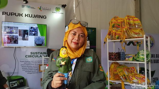 Produk dari daur ulang sampah di booth Latanza