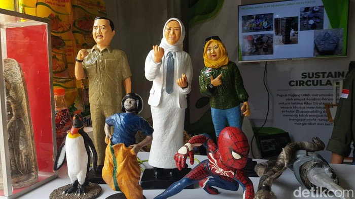 Produk dari daur ulang sampah di booth Latanza