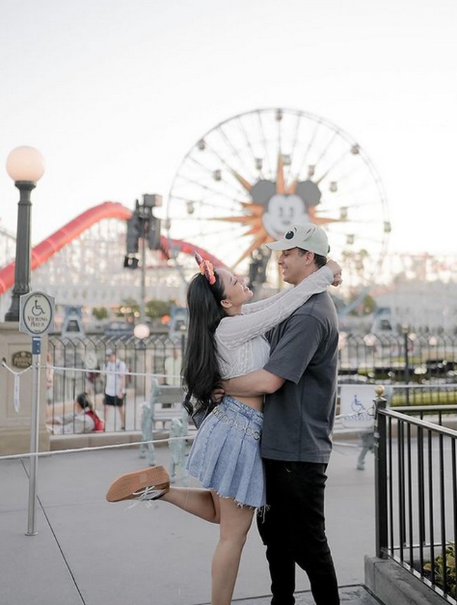 Rachel dan Salim pun berpose mesra. Kemesraan mereka itu tak jarang jadi bahan sindiran netizen. Pacaran jauh lebih indah kan timbang nikah,” sindir netizen. Foto: dok. Instagram/@rachelvennya