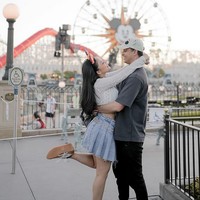 Rachel dan Salim pun berpose mesra. Kemesraan mereka itu tak jarang jadi bahan sindiran netizen. Pacaran jauh lebih indah kan timbang nikah,” sindir netizen. Foto: dok. Instagram/@rachelvennya