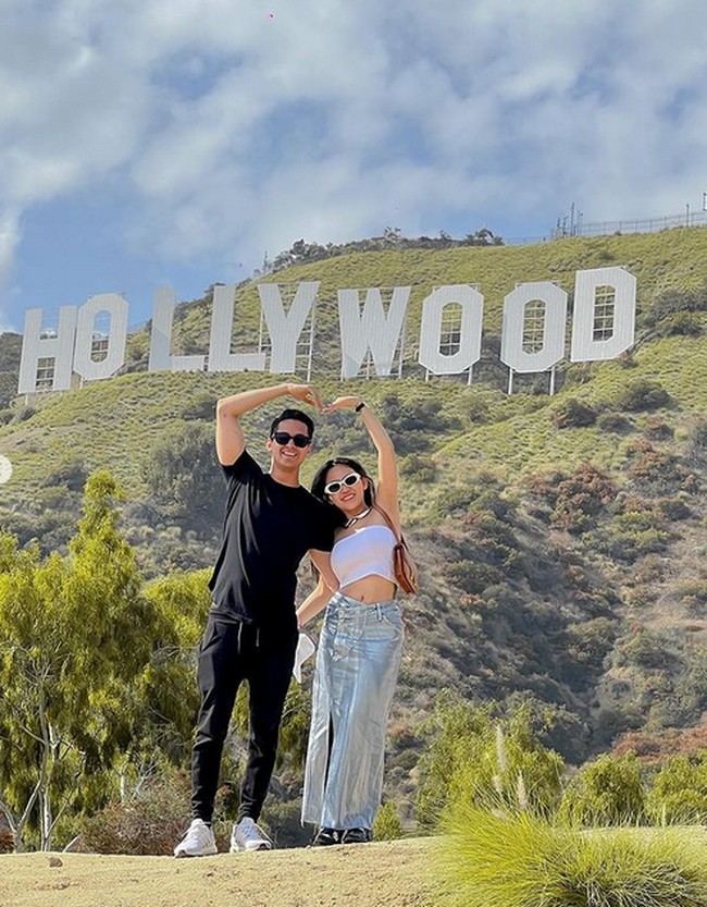Kemesraan keduanya kerap disalahartikan netizen. Pasangan tersebut dikira sedang berbulan madu.  kaya lagi honeymoon ke hollywood,” komentar netizen. Foto: dok. Instagram/@rachelvennya
