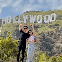 Kemesraan keduanya kerap disalahartikan netizen. Pasangan tersebut dikira sedang berbulan madu.  kaya lagi honeymoon ke hollywood,” komentar netizen. Foto: dok. Instagram/@rachelvennya