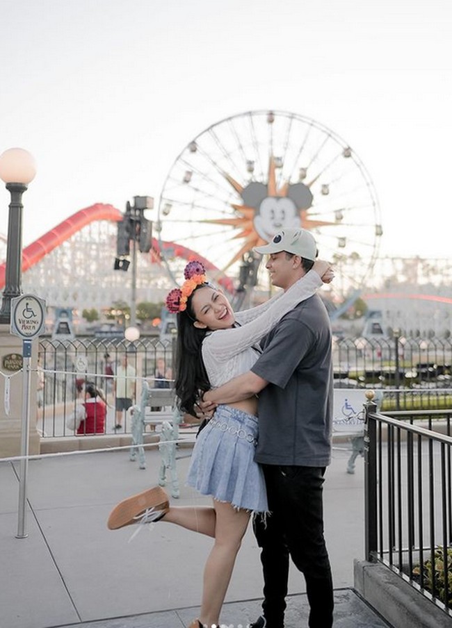 Pasangan itu pun berwisata ke Disneyland. Island view so much ” keterangan fotonya. Foto: dok. Instagram/@rachelvennya