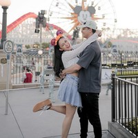 Pasangan itu pun berwisata ke Disneyland. Island view so much ” keterangan fotonya. Foto: dok. Instagram/@rachelvennya