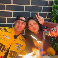 Ke Amerika Serikat, Rachel Vennya memang dalam rangka liburan. Dia banyak menunjukkan potret bermain di wahana permainan hingga makan di berbagai restoran. Foto: dok. Instagram/@rachelvennya