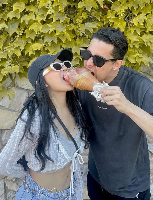 Joyfull hell of a ride with you,” keterangan foto Rachel Vennya yang makan daging kalkun bersama Salim. Foto: dok. Instagram/@rachelvennya