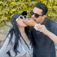 Joyfull hell of a ride with you,” keterangan foto Rachel Vennya yang makan daging kalkun bersama Salim. Foto: dok. Instagram/@rachelvennya