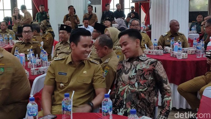 Rapat Forum Koordinasi Pimpinan Daerah (Forkompimda) Provinsi Jawa Tengah di Gedung Wisma Perdamaian, Semarang, Senin (4/9/2023). Rapat ini dihadiri para kepala daerah, di antaranya Wali Kota Solo Gibran Rakabuming Raka dan Bupati Kendal, Dico Ganindito.