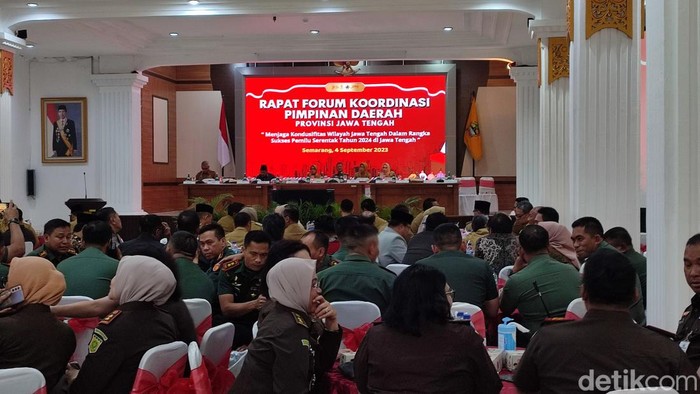 Rapat Forum Koordinasi Pimpinan Daerah (Forkompimda) Provinsi Jawa Tengah di Gedung Wisma Perdamaian, Semarang, Senin (4/9/2023). Rapat ini dihadiri para kepala daerah, di antaranya Wali Kota Solo Gibran Rakabuming Raka dan Bupati Kendal, Dico Ganindito.