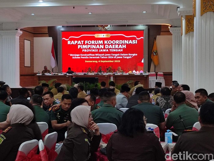 Rapat Forum Koordinasi Pimpinan Daerah (Forkompimda) Provinsi Jawa Tengah di Gedung Wisma Perdamaian, Semarang, Senin (4/9/2023). Rapat ini dihadiri para kepala daerah, di antaranya Wali Kota Solo Gibran Rakabuming Raka dan Bupati Kendal, Dico Ganindito.