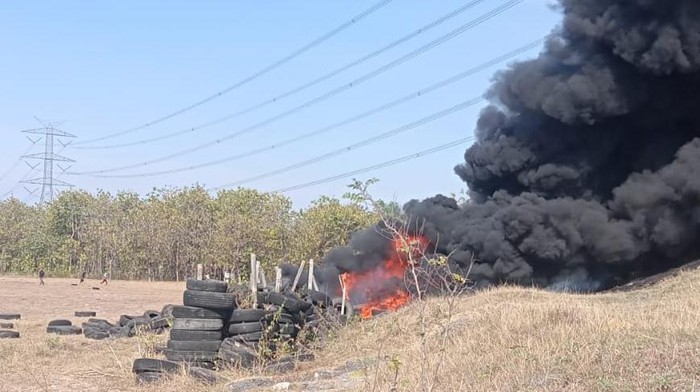 Ratusan ban bekas pengaman lapangan tembak Kodim Klaten terbakar, Senin (4/9/2023).