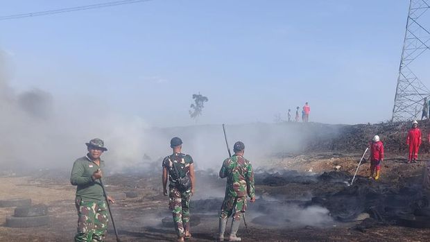 Ratusan ban bekas pengaman lapangan tembak Kodim Klaten terbakar, Senin (4/9/2023).