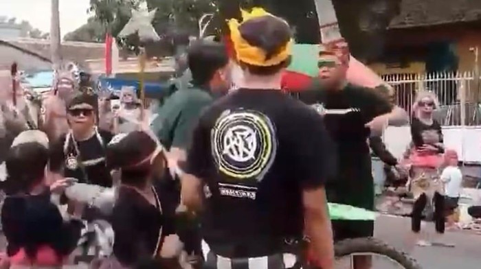 Rekaman video kericuhan saat pawai budaya di Banyuwangi