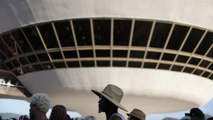 Ribuan Orang Pestapora Rayakan Hari Jadi Museum UFO di Brasil People watch as others participate in the Baile Charme (Charm Dance), a typical cultural dance from Rio de Janeiro, at the Contemporary Art Museum (MAC), known as flying disc or UFO, by the architect Oscar Niemeyer, celebrating its 27th anniversary in Niteroi, Rio de Janeiro state, Brazil September 3, 2023. REUTERS/Pilar Olivares