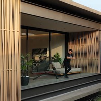 Berlokasi di Gading Serpong, Tangerang Selatan, rumah Boy William bak sebuah resor mewah bernuansa tropis modern. Hampir setiap sudut di bangunan empat lantai ini fotogenik. (Foto: YouTube BW)