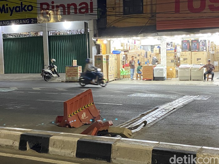 Sambungan underpass Dewi Sartika, Depok, Jawa Barat, rusak. 4 September 2023. (Devi Puspitasari/detikcom)