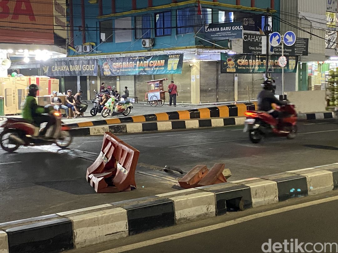 Sambungan underpass Dewi Sartika, Depok, Jawa Barat, rusak. 4 September 2023. (Devi Puspitasari/detikcom)