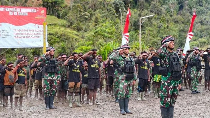 Satgas Mobile Yonif PR 433/JS bersama masyarakat menggelar upacara bendera di Distrik Dal, Kabupaten Nduga.