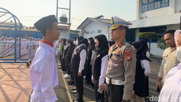 Satlantas Polres Metro Depok mengunjungi SMP/SMA Bintara untuk memberikan sosialisasi tentang tertib lalu lintas hingga aturan terkait kenakalan remaja. (Devi P/detikcom)