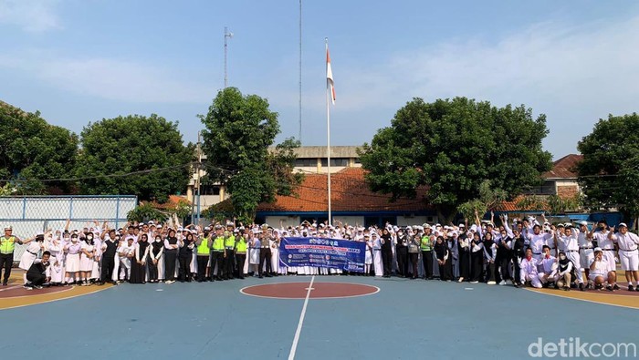 Satlantas Polres Metro Depok mengunjungi SMP/SMA Bintara untuk memberikan sosialisasi tentang tertib lalu lintas hingga aturan terkait kenakalan remaja. (Devi P/detikcom)
