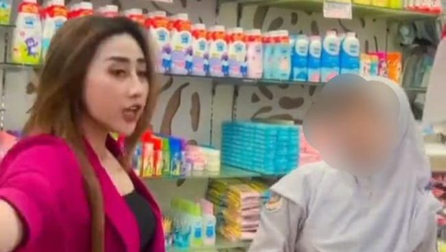 Video Seleb TikTok Istri Polisi Viral Ngamuk ke Siswi Magang Swalayan