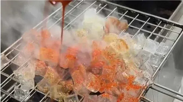 Setelah Viral Tumis Batu Kolam, di China Muncul Menu Es Batu Bakar