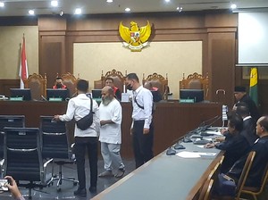 Lukas Enembe Ngamuk di Sidang Kasus Suap-Gratifikasi: Lempar Mik-Maki Jaksa