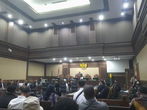 Detik-detik Lukas Enembe Ngamuk Lempar Mik di Ruang Sidang