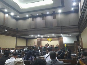 Ngamuk, Lukas Enembe Lempar Mik di Ruang Sidang!